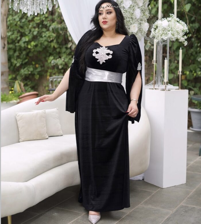 Robe Caftan en Velours Haute Gamme Perlée à la Main – Ceinture Argentée – Image 2