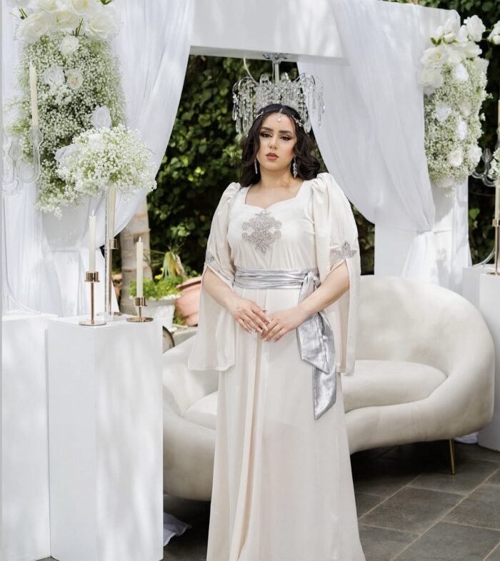 Robe Caftan en Velours Haute Gamme Perlée à la Main – Ceinture Argentée – Image 4