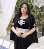 Robe Caftan en Velours Haute Gamme Perlée à la Main – Ceinture Argentée – Image 3