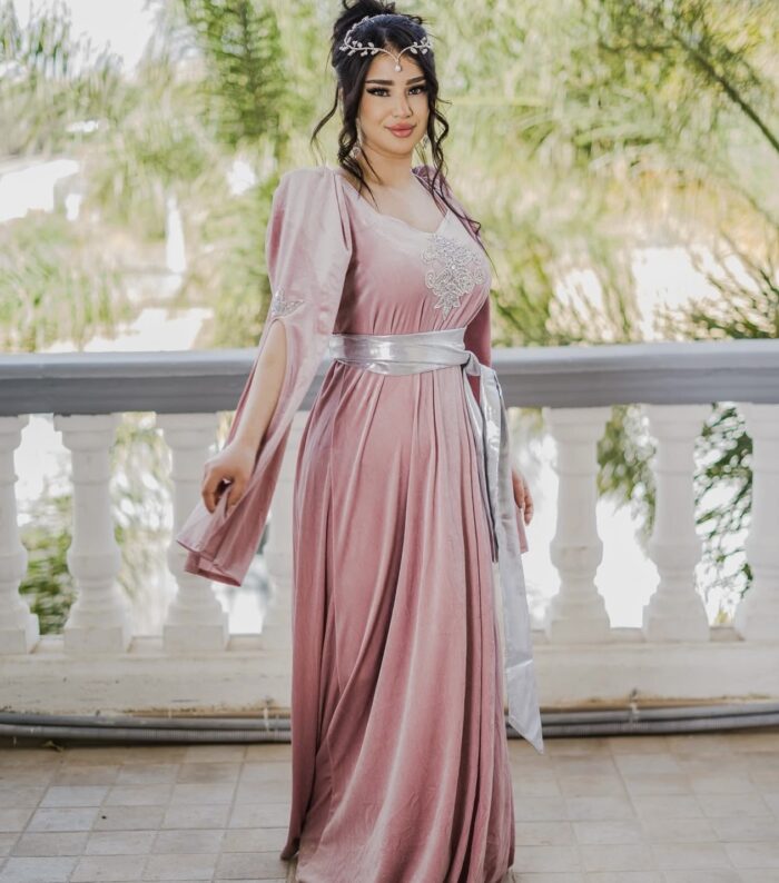 Robe Caftan en Velours Haute Gamme Perlée à la Main – Ceinture Argentée – Image 8