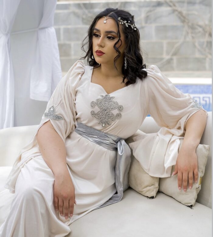 Robe Caftan en Velours Haute Gamme Perlée à la Main – Ceinture Argentée – Image 5